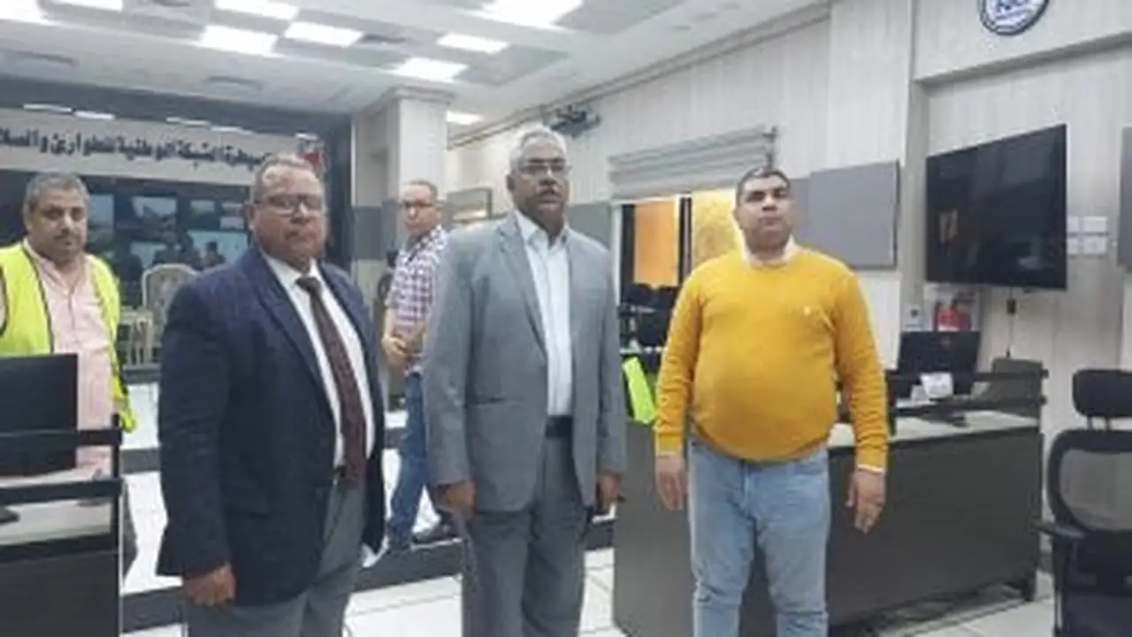 نائب محافظ سوهاج يتابع تداعيات الطقس السيئ من غرفة السيطرة والتحكم